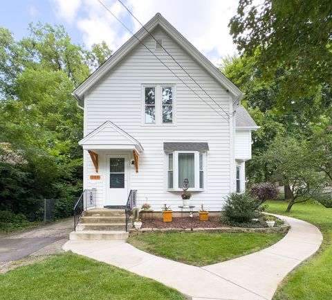 Photo of 909 BELLEVUE Avenue, Elgin, IL 60120 (MLS # 12484708)