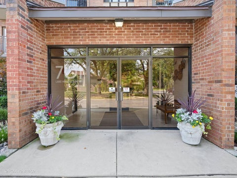 Photo of 701 Lake Hinsdale Drive #410, Willowbrook, IL 60527 (MLS # 12764559)