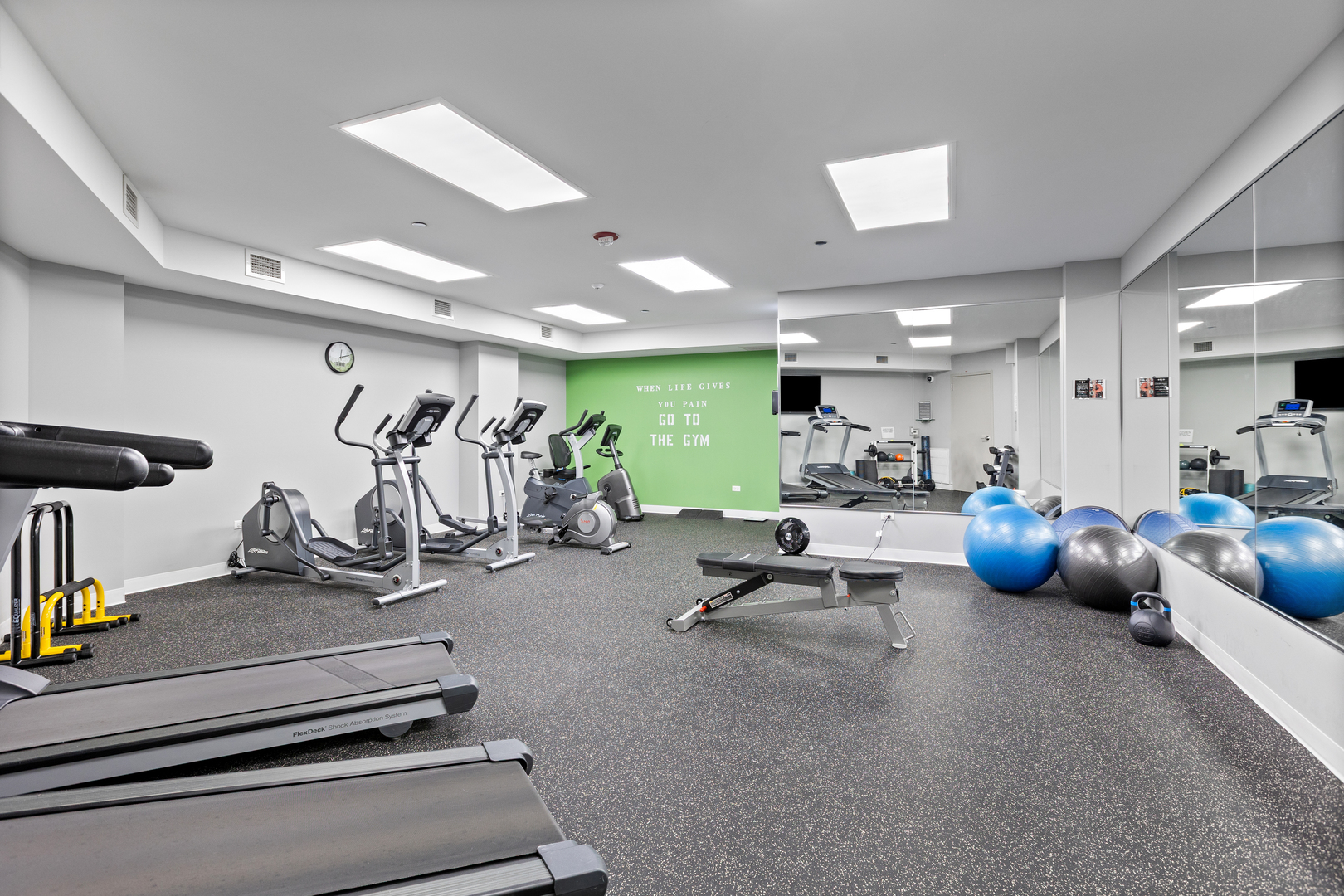 434 W Melrose Street 901