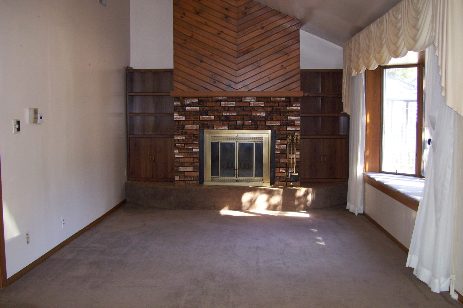 1141 EASTVIEW Drive