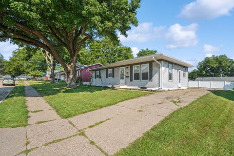 Tiny photo for 3236 W Dover Court, Davenport, IA 52804 (MLS # 12741788)