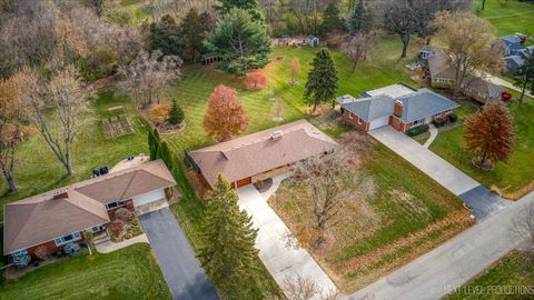 Tiny photo for 522 Kingsway Drive, Aurora, IL 60506 (MLS # 12520496)