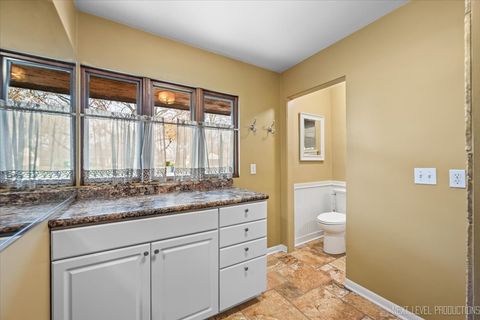 Tiny photo for 522 Kingsway Drive, Aurora, IL 60506 (MLS # 12520496)