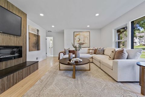 Tiny photo for 330 N Oaklawn Avenue, Elmhurst, IL 60126 (MLS # 12446584)