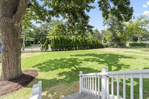 Tiny photo for 330 N Oaklawn Avenue, Elmhurst, IL 60126 (MLS # 12446584)