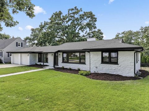 Tiny photo for 330 N Oaklawn Avenue, Elmhurst, IL 60126 (MLS # 12446584)