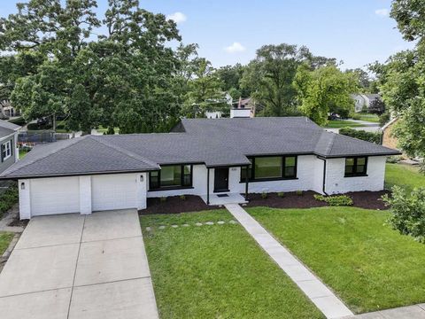 Photo of 330 N Oaklawn Avenue, Elmhurst, IL 60126 (MLS # 12446584)