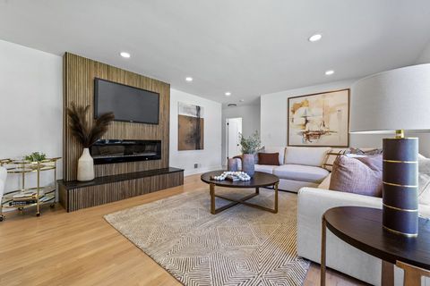 Tiny photo for 330 N Oaklawn Avenue, Elmhurst, IL 60126 (MLS # 12446584)