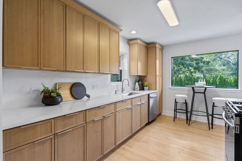 Tiny photo for 330 N Oaklawn Avenue, Elmhurst, IL 60126 (MLS # 12446584)