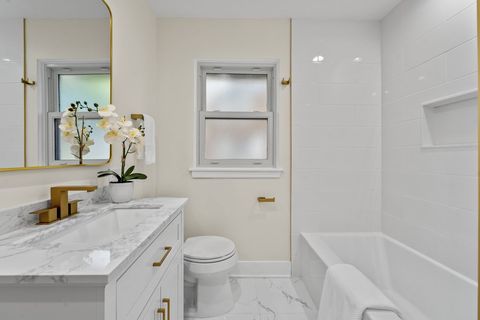 Tiny photo for 330 N Oaklawn Avenue, Elmhurst, IL 60126 (MLS # 12446584)