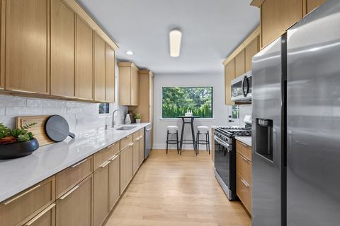 Tiny photo for 330 N Oaklawn Avenue, Elmhurst, IL 60126 (MLS # 12446584)