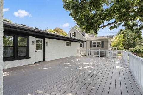 Tiny photo for 330 N Oaklawn Avenue, Elmhurst, IL 60126 (MLS # 12446584)