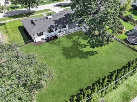 Tiny photo for 330 N Oaklawn Avenue, Elmhurst, IL 60126 (MLS # 12446584)
