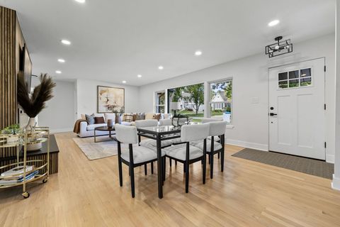 Tiny photo for 330 N Oaklawn Avenue, Elmhurst, IL 60126 (MLS # 12446584)