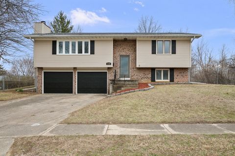 Photo of 2501 E 34th Street Court, Davenport, IA 52807 (MLS # 12609131)
