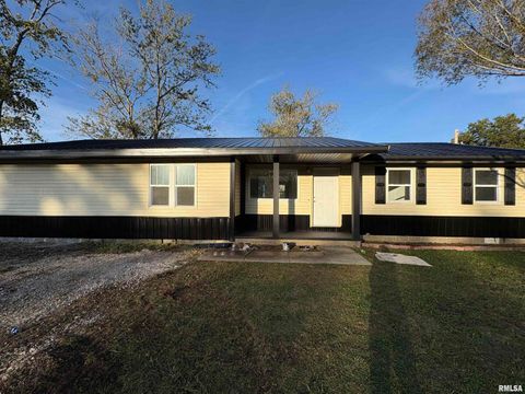 Photo of 3305 Selmaville Road, Salem, IL 62881 (MLS # EB460242)