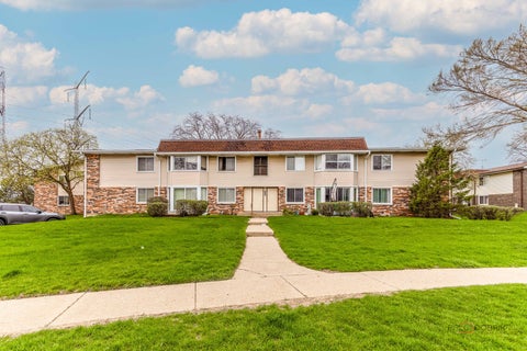 Photo of 3100 Roberts Drive #5, Woodridge, IL 60517 (MLS # 12672853)