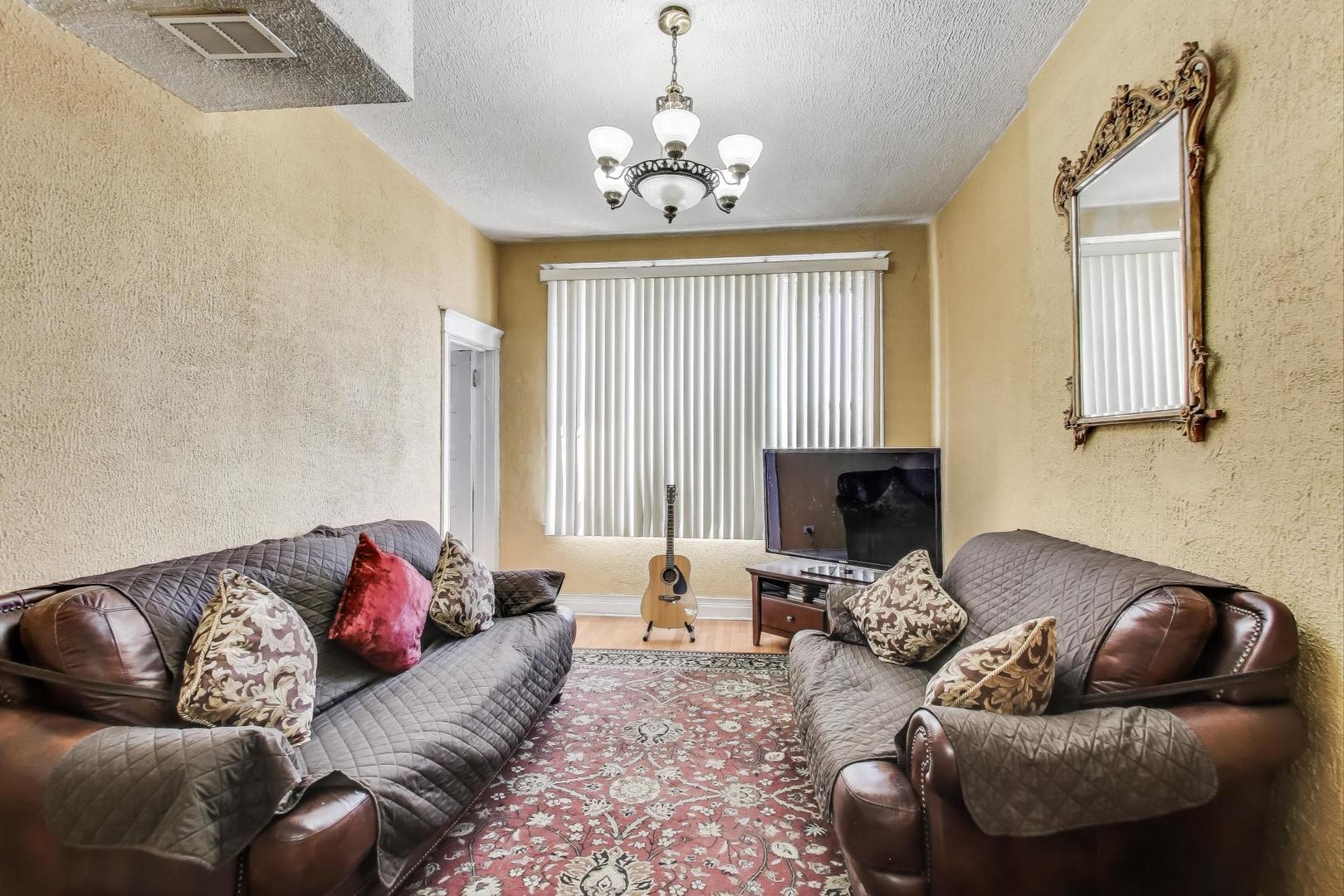 1050 N Ashland Avenue