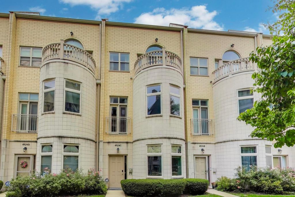 Photo for 4926 S Drexel Boulevard #C, Chicago, IL 60615 (MLS # 12466977)