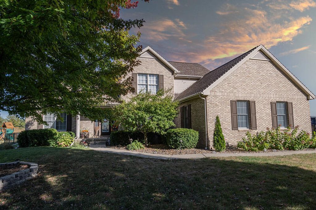 Photo for 6 Knollbrook Court, Bloomington, IL 61705 (MLS # 12501390)