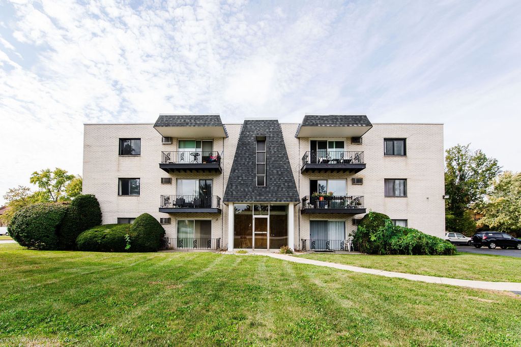 Photo for 12809 Carriage Lane #9, Crestwood, IL 60418 (MLS # 12498178)