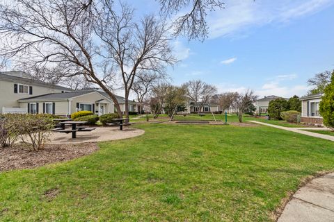 Tiny photo for 1220 Cove Drive #224D, Prospect Heights, IL 60070 (MLS # 12620572)
