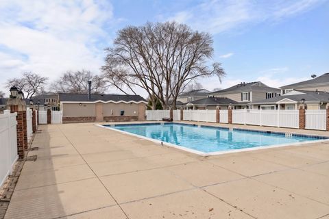 Tiny photo for 1220 Cove Drive #224D, Prospect Heights, IL 60070 (MLS # 12620572)