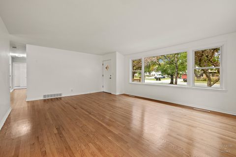 Tiny photo for 421 Lake Avenue, Crystal Lake, IL 60014 (MLS # 12495890)