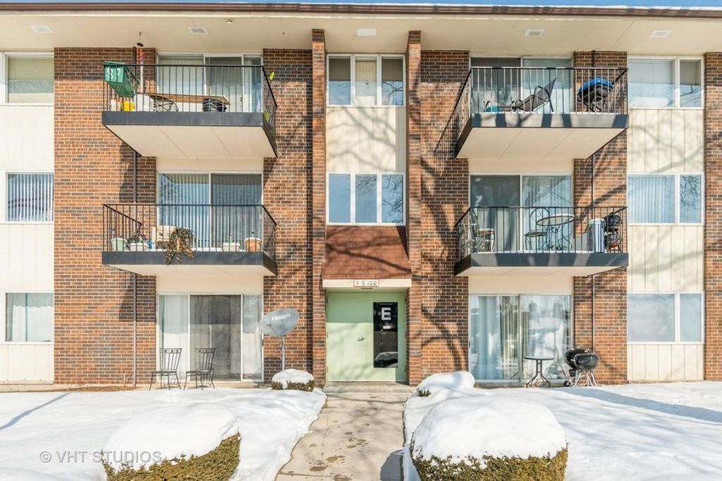 Photo for 5s100 Pebblewood Lane #E4, Naperville, IL 60563 (MLS # 12448378)