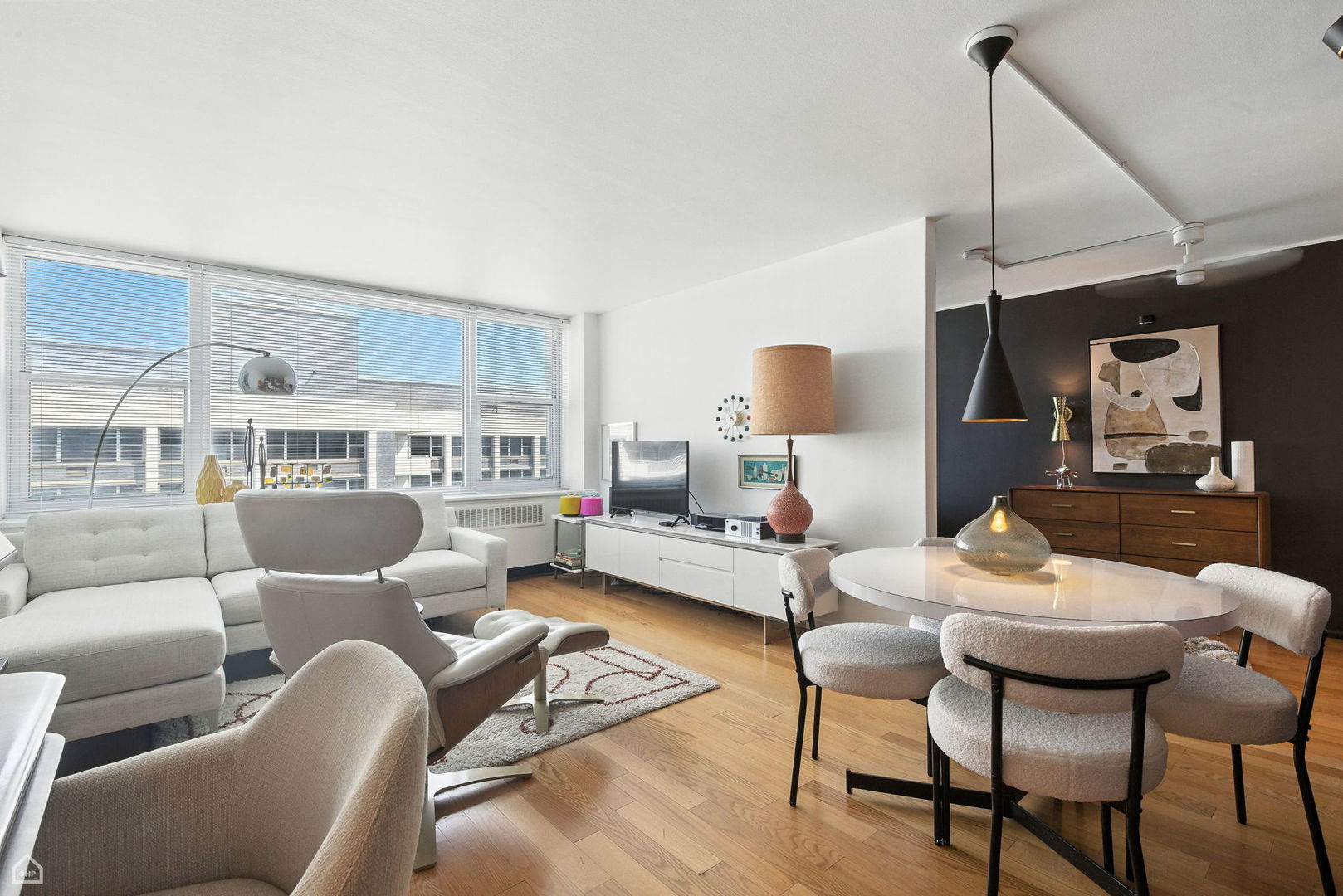 4250 N Marine Drive 2913