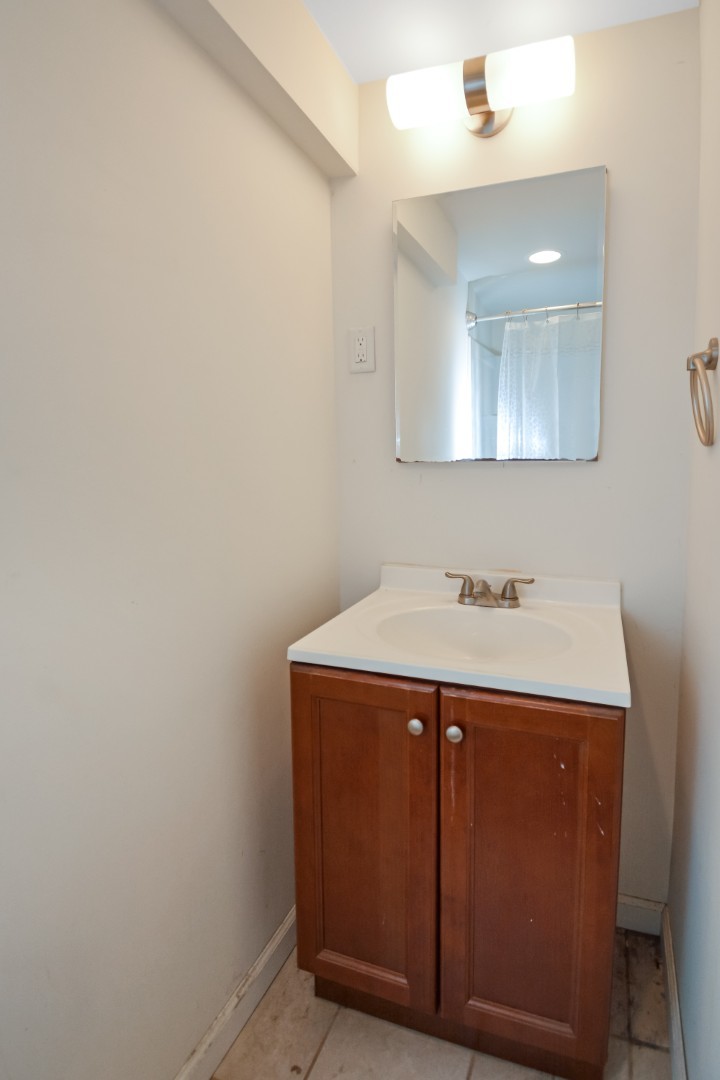 Bloomington, Illinois 61701, United States, 3 Bedrooms Bedrooms, ,3 BathroomsBathrooms,Residential,Active,195618