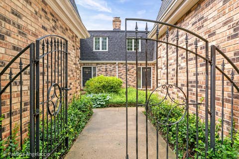 Tiny photo for 422 E Russell Street #422-424, Barrington, IL 60010 (MLS # 12682836)