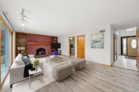 Tiny photo for 912 N Sumac Lane, Mount Prospect, IL 60056 (MLS # 12399293)