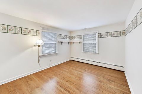 Tiny photo for 621 E Grove Street, Arlington Heights, IL 60005 (MLS # 12609369)