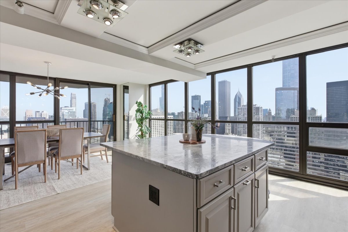 10 E Ontario Street 4801-02