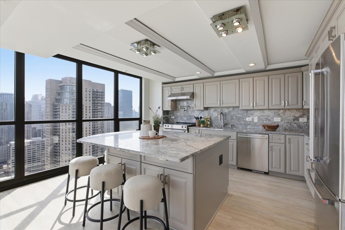 10 E Ontario Street 4801-02