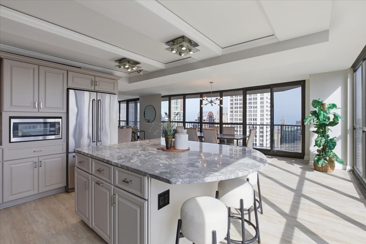 10 E Ontario Street 4801-02