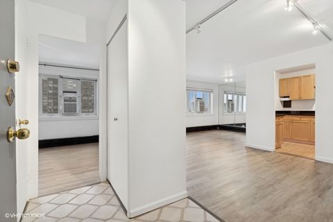 Tiny photo for 700 W Bittersweet Place #1004, Chicago, IL 60613 (MLS # 12462955)