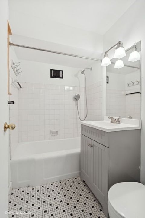 Tiny photo for 700 W Bittersweet Place #1004, Chicago, IL 60613 (MLS # 12462955)