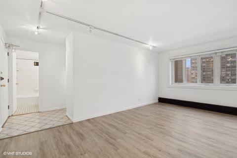 Tiny photo for 700 W Bittersweet Place #1004, Chicago, IL 60613 (MLS # 12462955)