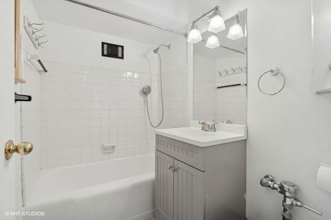 Tiny photo for 700 W Bittersweet Place #1004, Chicago, IL 60613 (MLS # 12462955)