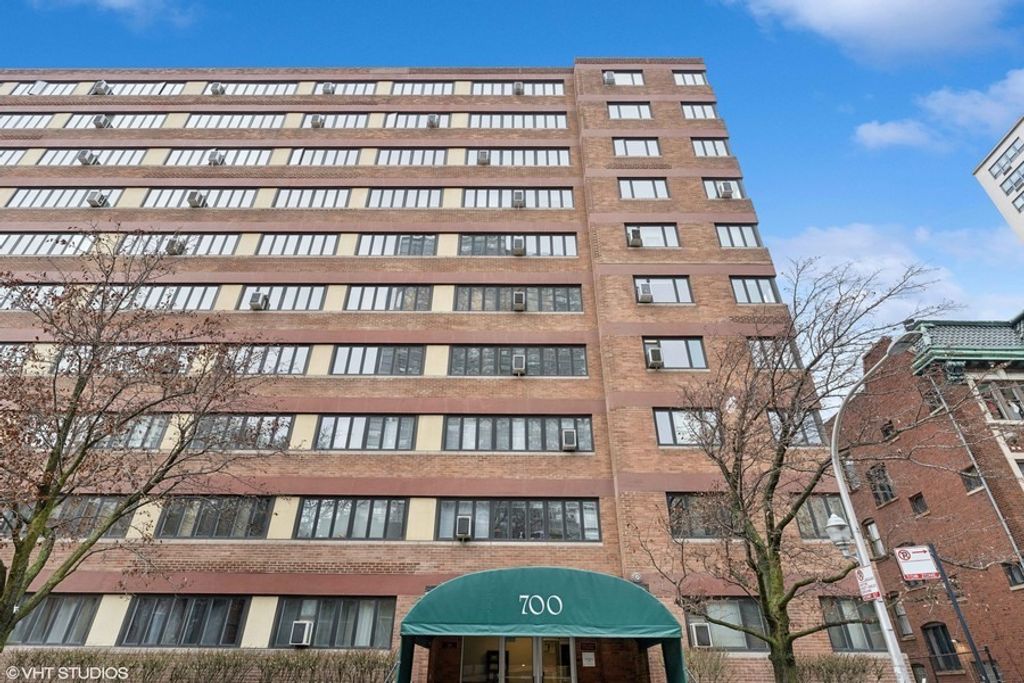 Photo for 700 W Bittersweet Place #1004, Chicago, IL 60613 (MLS # 12462955)