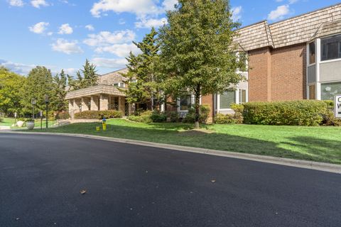 Tiny photo for 2300 Windsor Mall Court #2E, Park Ridge, IL 60068 (MLS # 12480394)