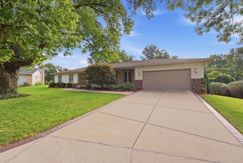 Photo of 4417 SQUIRE Court, Bettendorf, IA 52722 (MLS # 12772194)