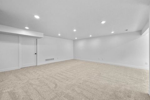 Tiny photo for 1360 Heights Court, Bettendorf, IA 52722 (MLS # 100000530)