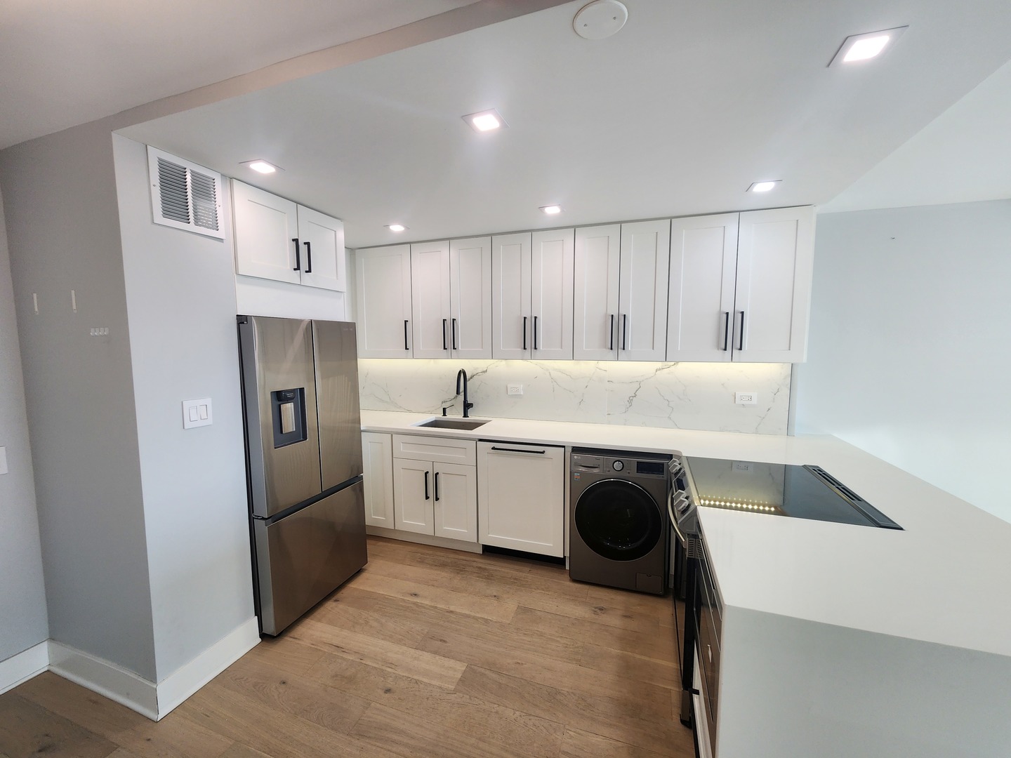 1560 N Sandburg Terrace 2605J