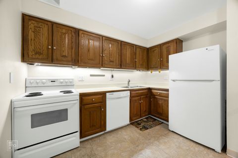 Tiny photo for 602 E Algonquin Road #207, Arlington Heights, IL 60005 (MLS # 12534294)