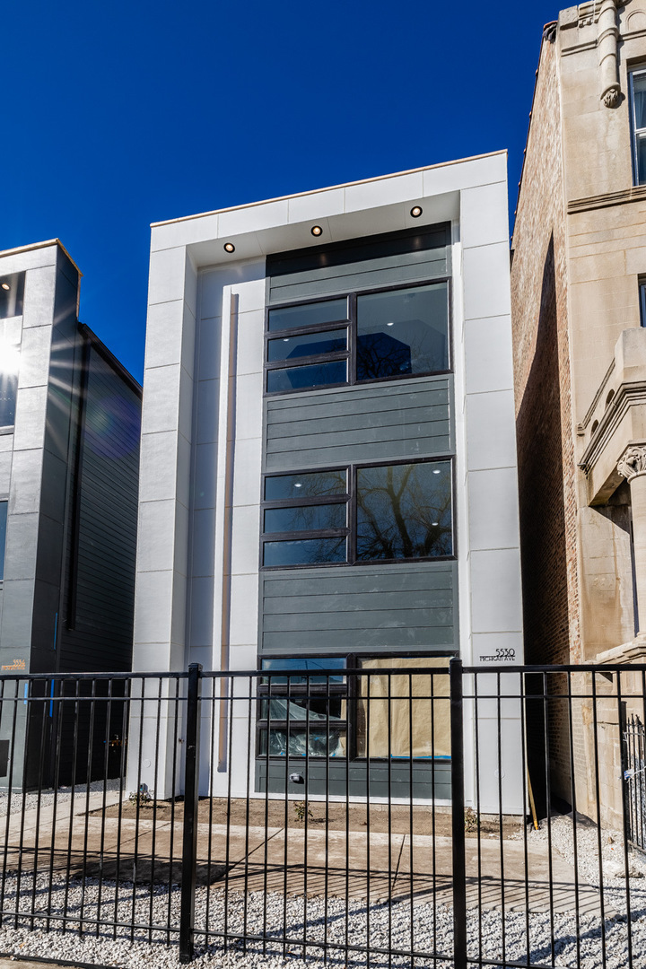 5530 S Michigan Avenue 1