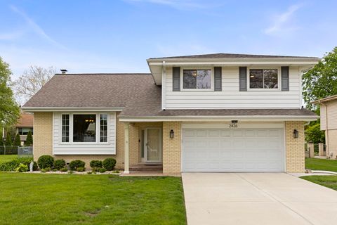 Photo of 2426 S Shag Bark Trail, Arlington Heights, IL 60005 (MLS # 12632337)