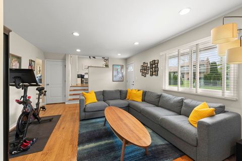 Tiny photo for 2426 S Shag Bark Trail, Arlington Heights, IL 60005 (MLS # 12632337)